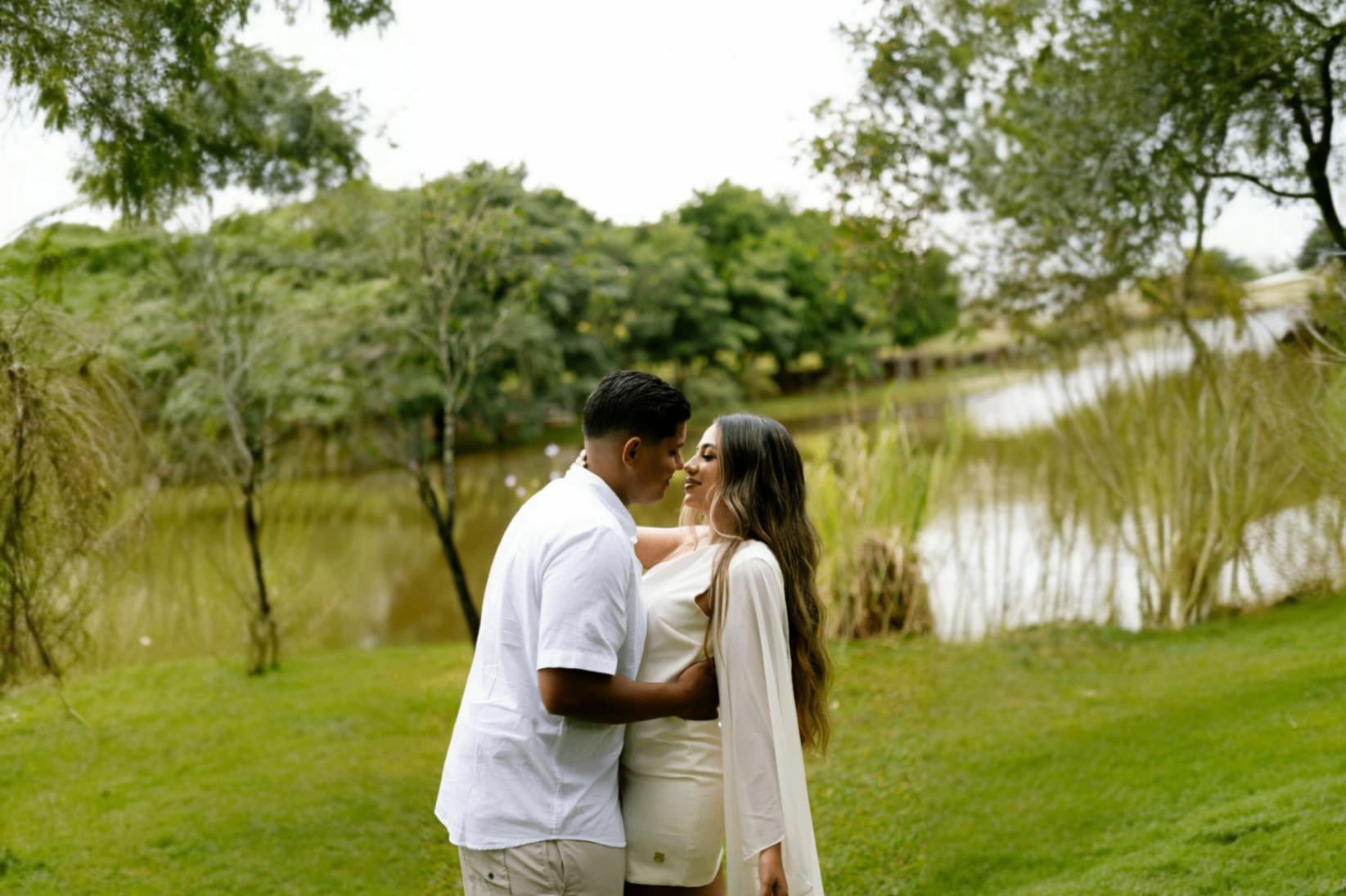 Pedro e Ana perto do lago