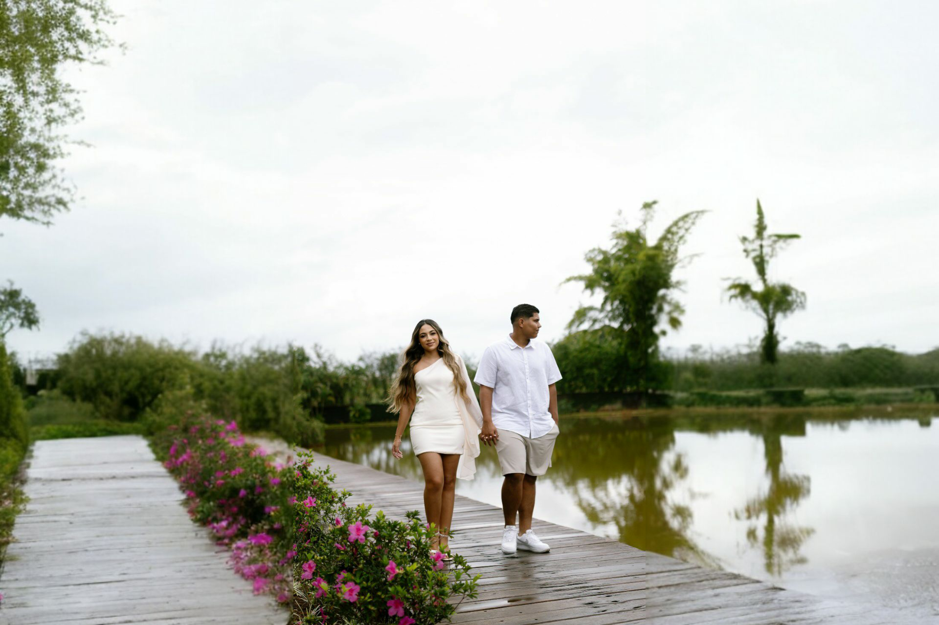 Pedro e Ana na passarela com flores