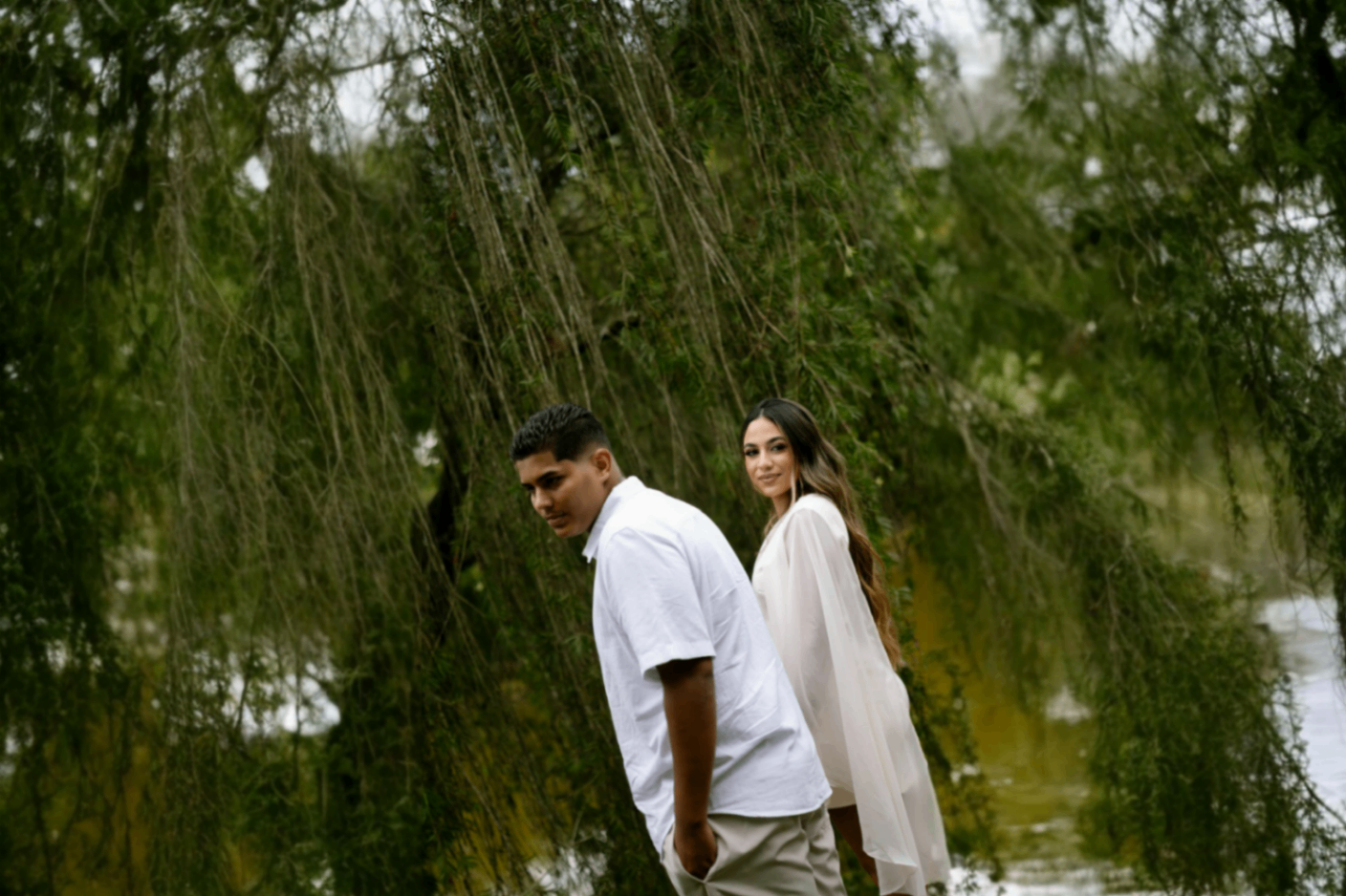 Pedro e Ana entre as árvores