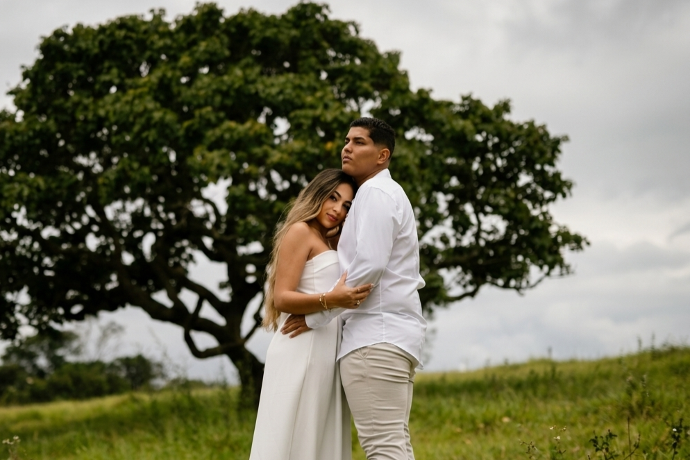 Pedro e Ana abraçados sob a árvore
