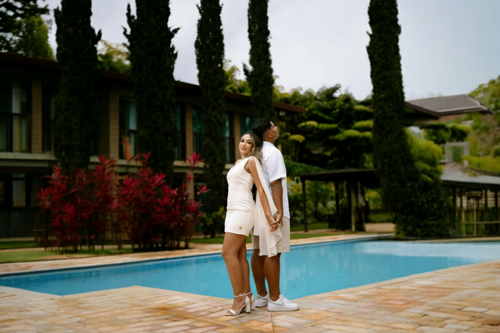 Pedro e Ana ao lado da piscina