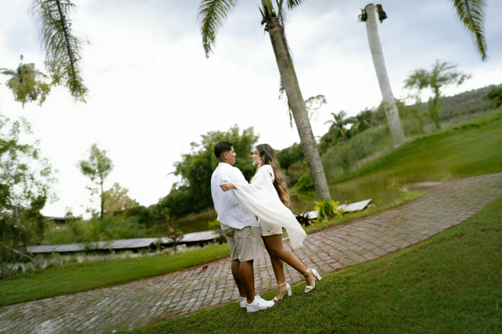 Pedro e Ana caminhando no jardim